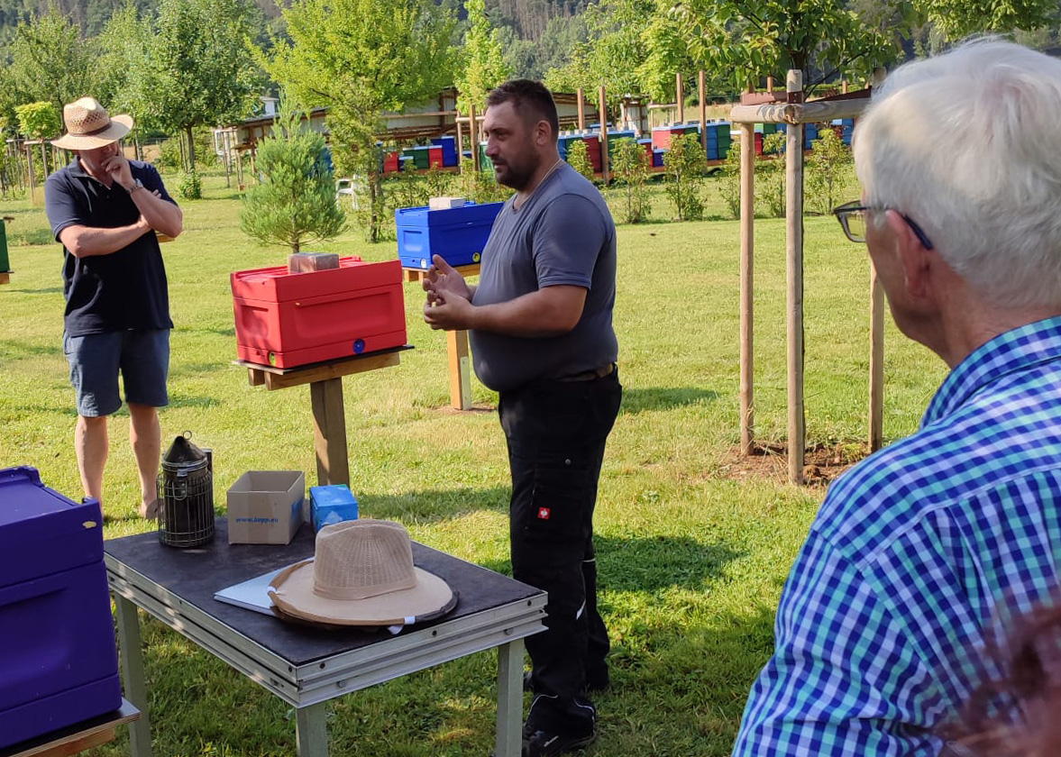 Nikolaj erkl&auml;rt die Imkerei