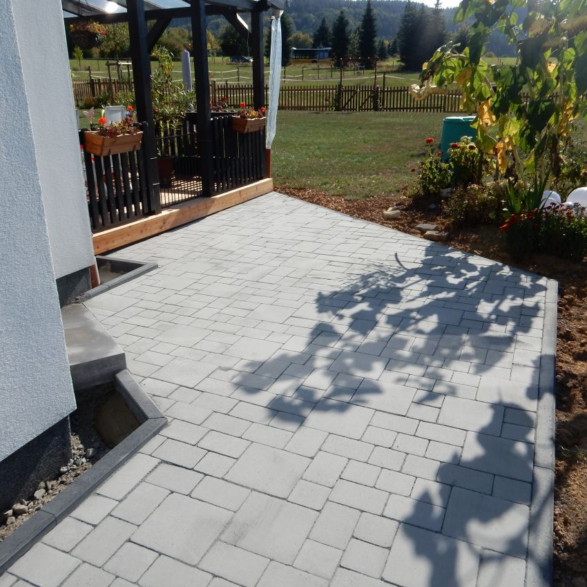 Gepflasterter Gartenweg