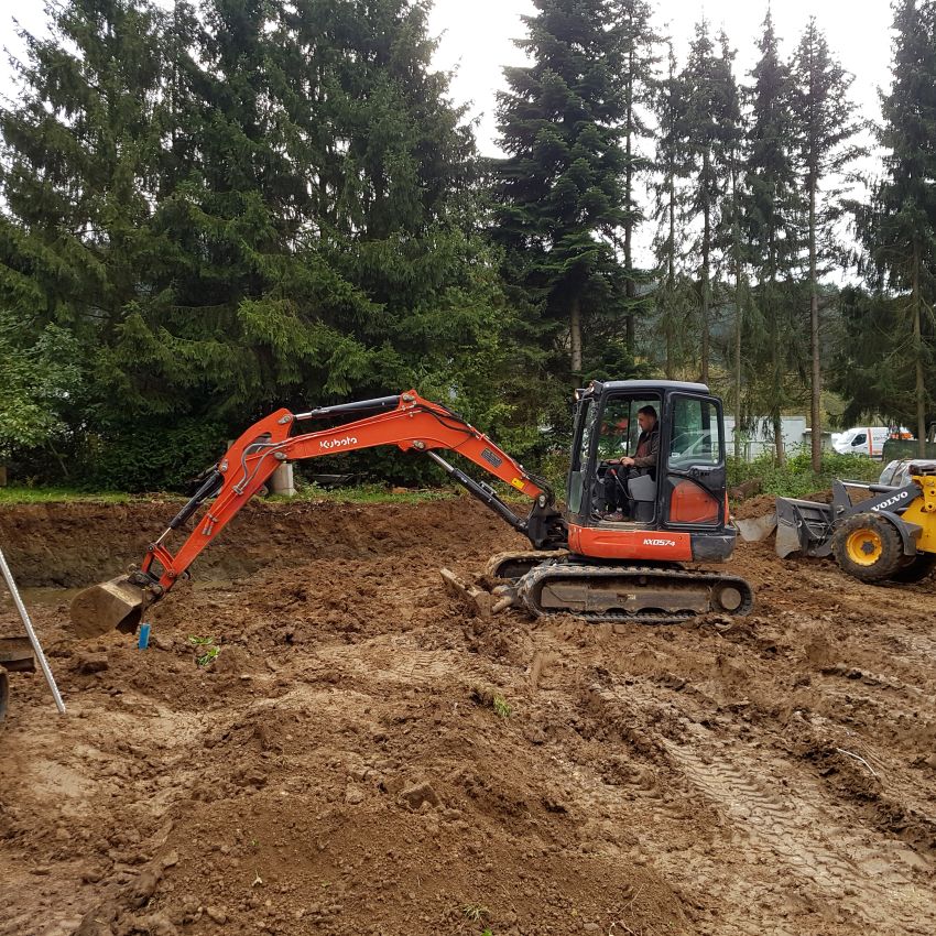 Bagger bei Gartenarbeiten